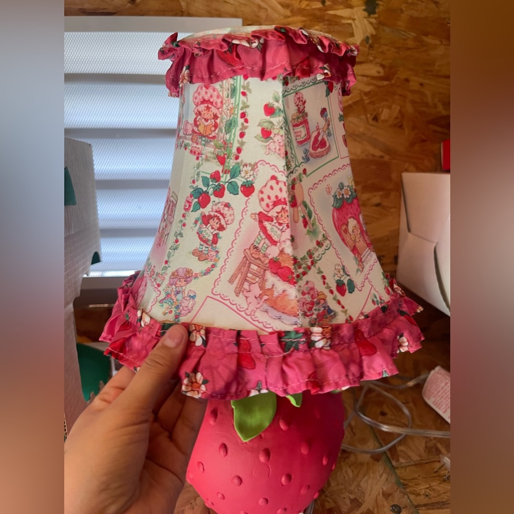 Strawberry shortcake lamp